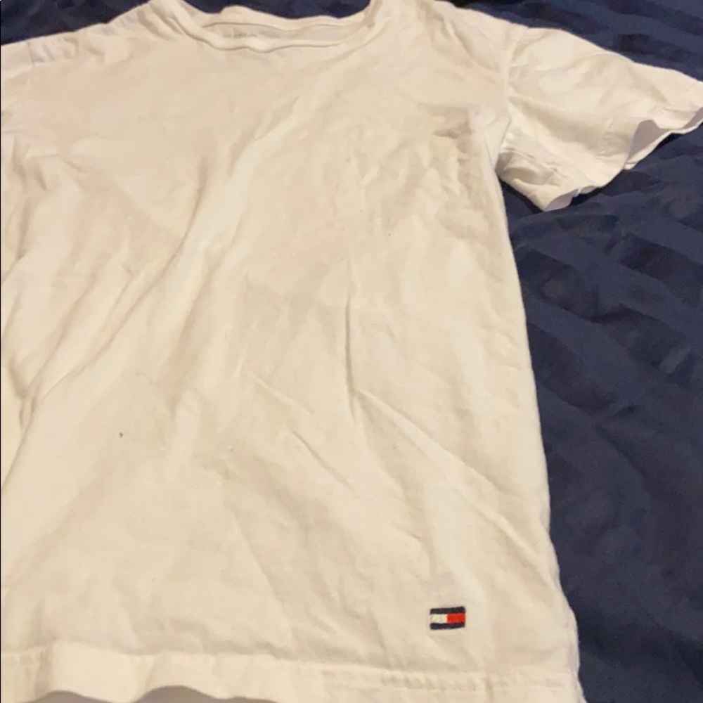 white tommy holfiger tee